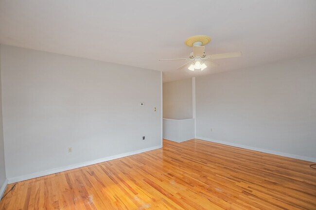 Building Photo - 2553 E Somerset St