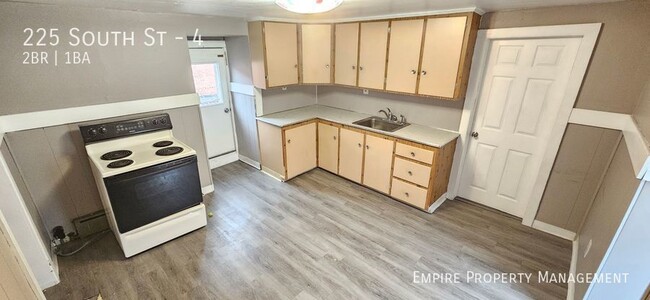 Building Photo - 3rd Floor: 2 Bedroom/ 1 Bathroom Apartment...