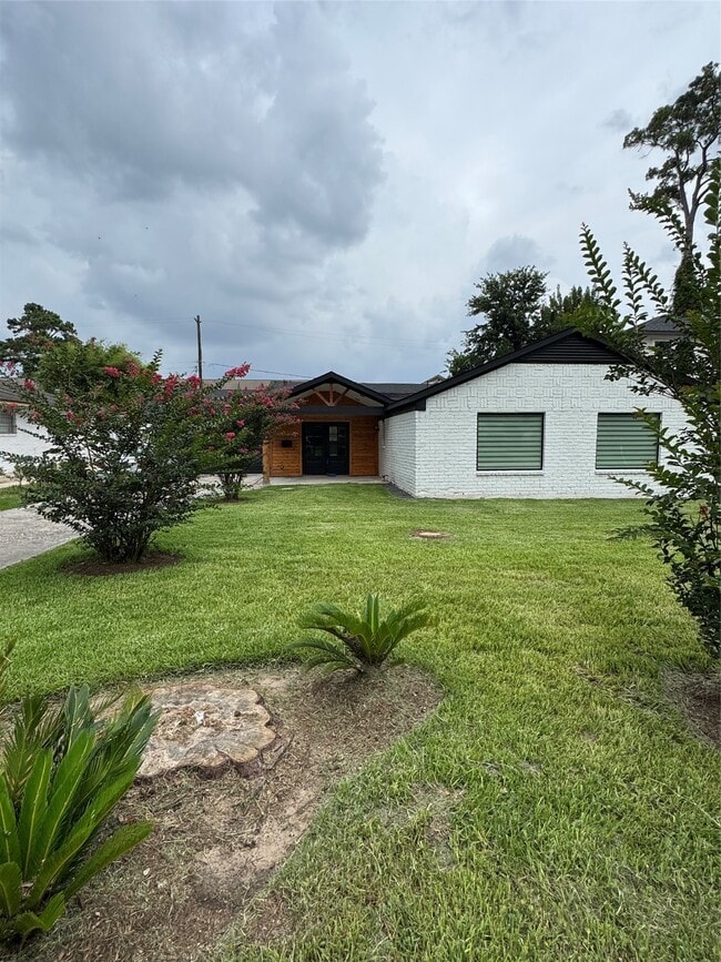 Building Photo - 10042 Westview Dr