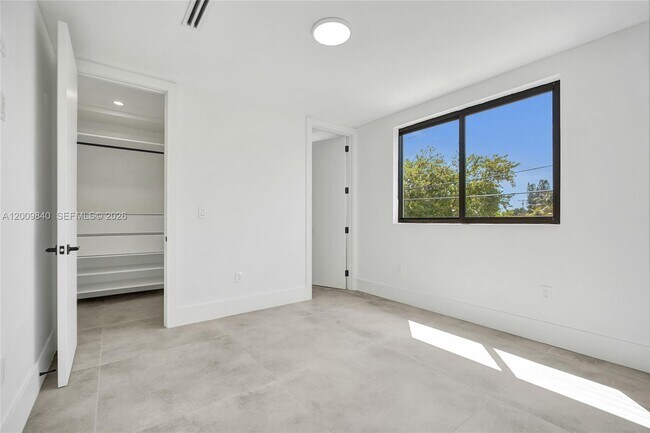 Building Photo - 2411 SW 16th Ter