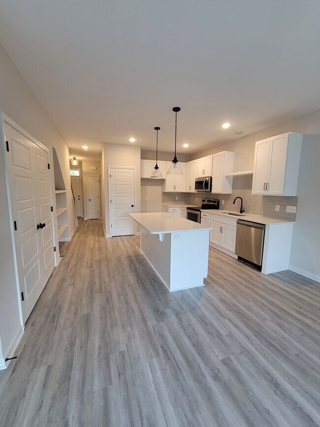 Building Photo - Modern townhome in beautiful Mallory Creek Subdivision