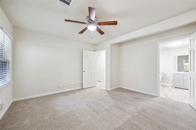 Building Photo - 2511 Evergreen Dr