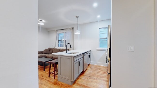 Building Photo - 86 Edwards St