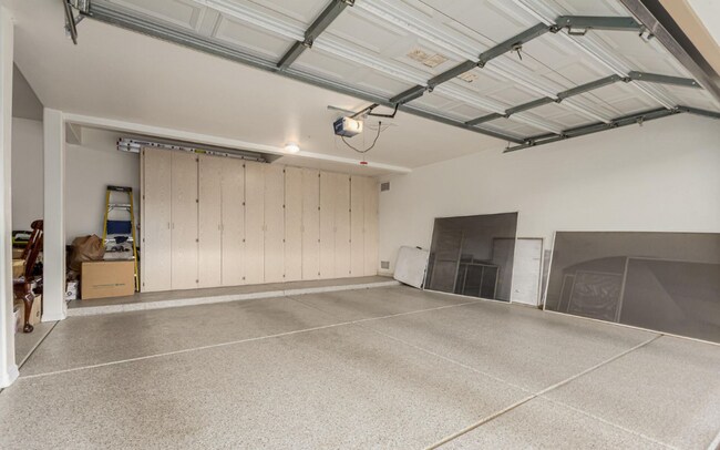Building Photo - Space, Comfort, and a Neighborhood You’ll ...