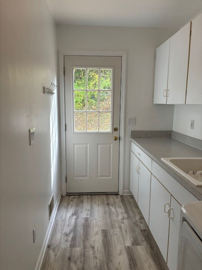 Building Photo - STUNNING LAKE VIEWS, BRIGHTON 3 BEDROOM HOME