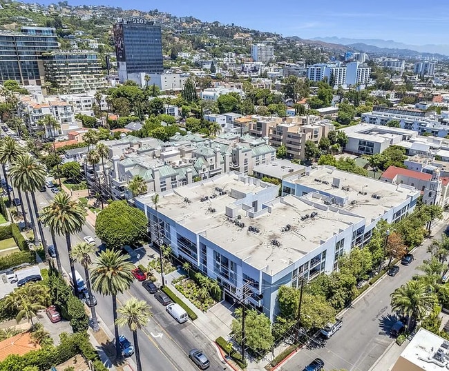 Building Photo - 906 N Doheny Dr