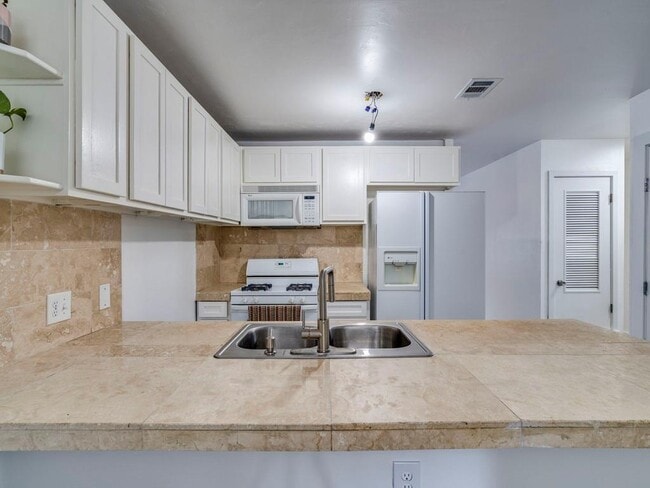Building Photo - 1607 Valleyridge Dr