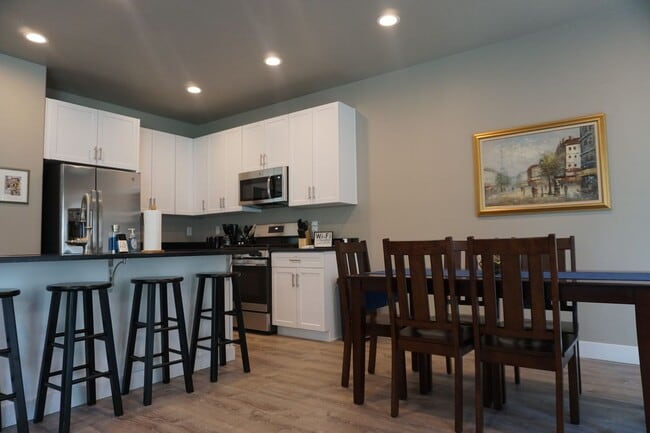 Building Photo - Newer 3 Bedroom Midvale Neighborhood Townhome