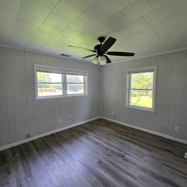 Building Photo - 3 Bed • 1 Bath • Stonework Home in Newark ...