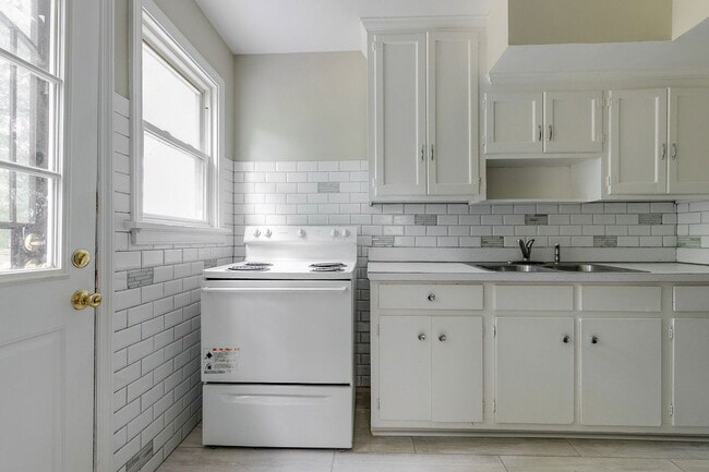 Building Photo - 3009 Napoleon St