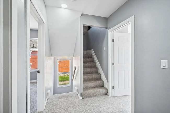 Building Photo - 921 Linwood Ave