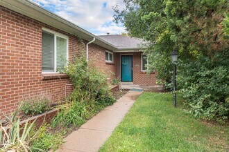 Building Photo - Charming 2-Bedroom Duplex Close to DU