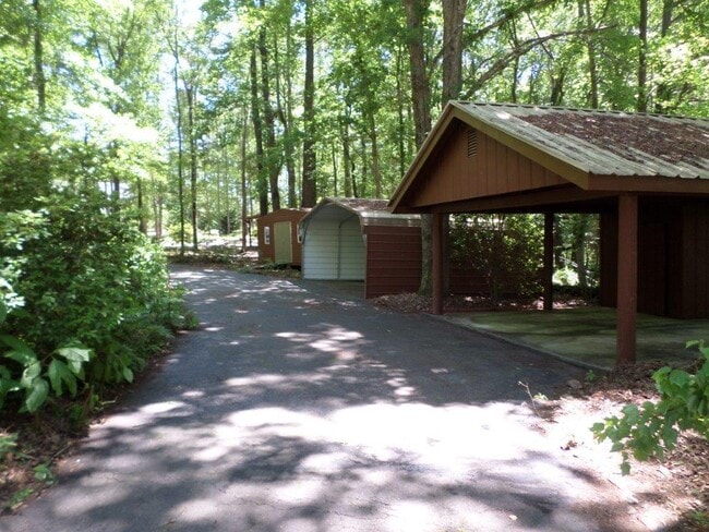 Building Photo - 170 Lake Dr