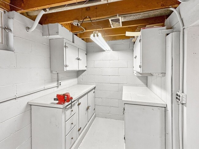 Building Photo - 341 Herman Terrace