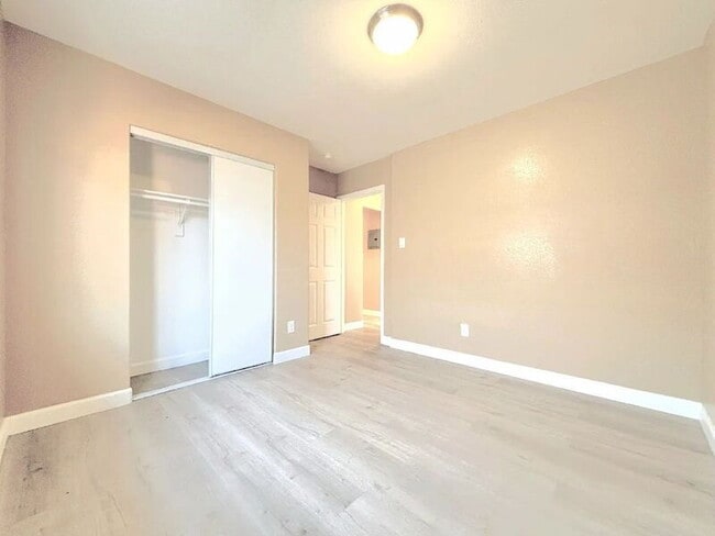 Building Photo - 1385 E Vernon Ave