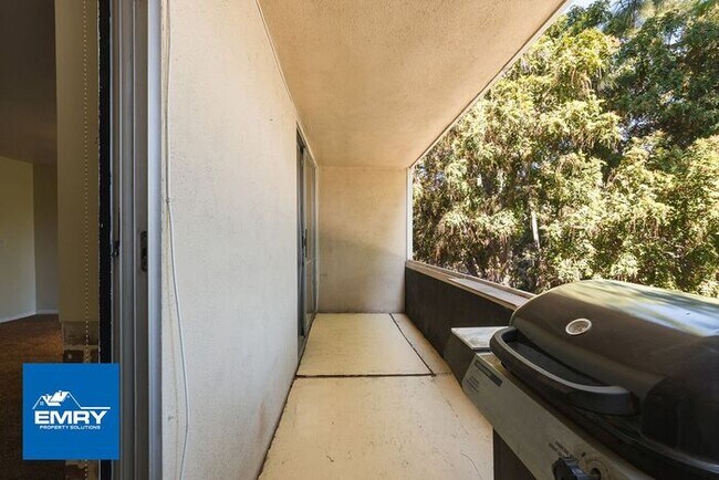 Building Photo - Beautiful 2 Bedroom, 2 Bathroom Condo In C...