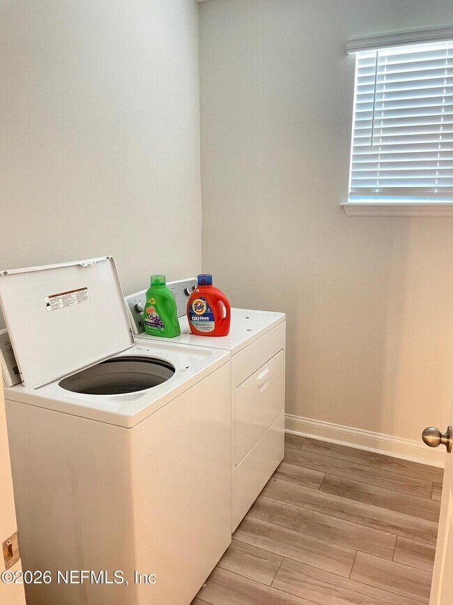 Building Photo - 504 Blue Daze St