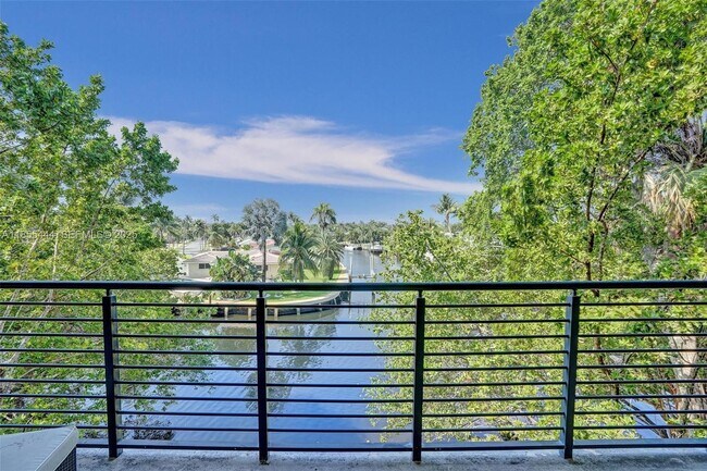 Building Photo - 516 SE 1st Cir