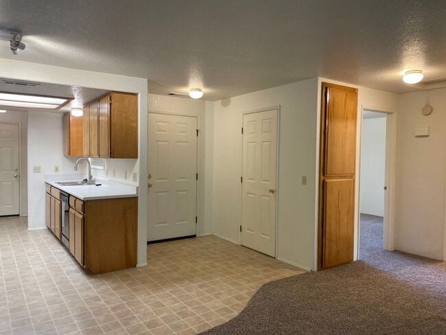 Building Photo - Very Nice 2 Bedroom 1 Bath Duplex in Grant...
