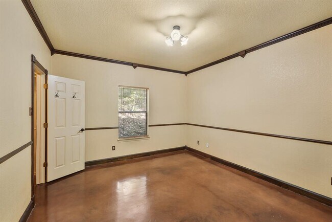 Building Photo - 4711 Spicewood Springs Rd