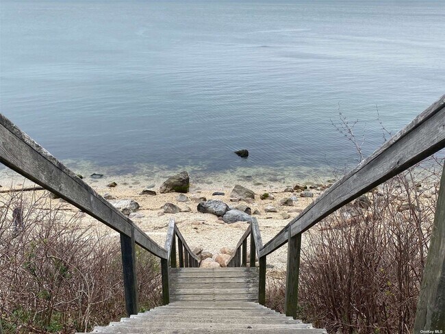 Building Photo - 555 Bridge St