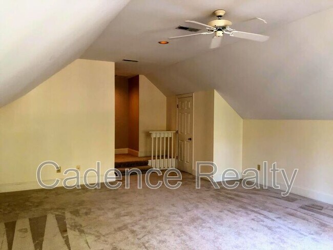 Building Photo - 1016 Creekside Ln