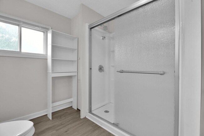 Building Photo - Large Single Family Rental - Available Now