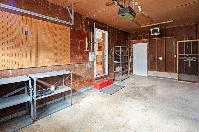 Building Photo - Spacious Ranch Home