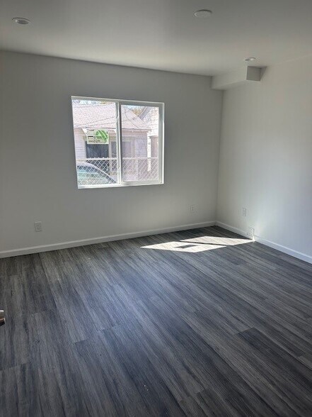Building Photo - 1037 E 50th St