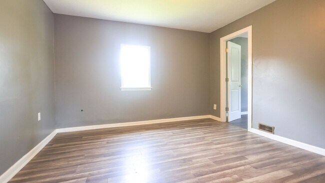 Building Photo - 3 bedroom 2 bathroom Available in Lorain!
