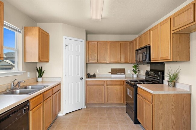 Building Photo - 208 Creston St
