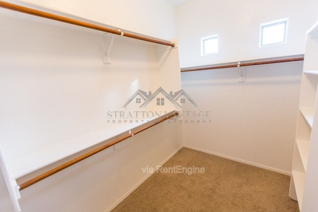 Building Photo - 945 E Blue Spruce Ln