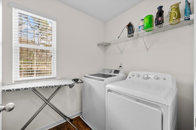 Building Photo - Furnished or Unfurnished spacious two story traditional conveniently located and ready now!