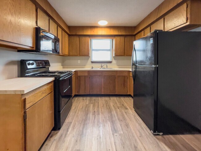 Building Photo - 2213 E Memorial Dr