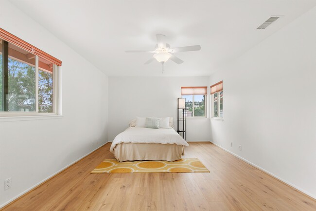 Building Photo - 3150 Avenida Topanga