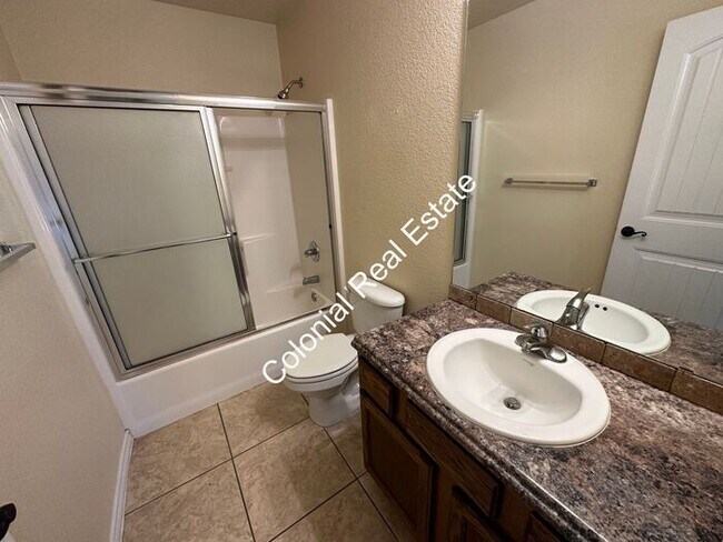 Building Photo - Spacious and updated 3 Bedroom 2 bathroom ...