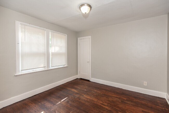 Building Photo - 320 Henquin Dr