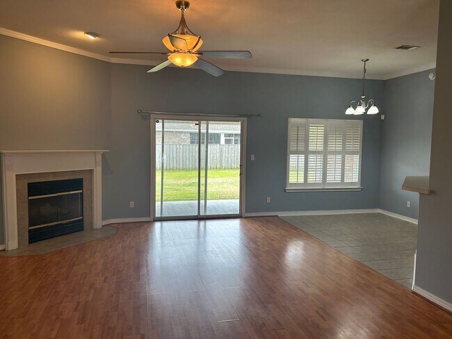 Building Photo - 4BR/3BA with privacy fenced backyard