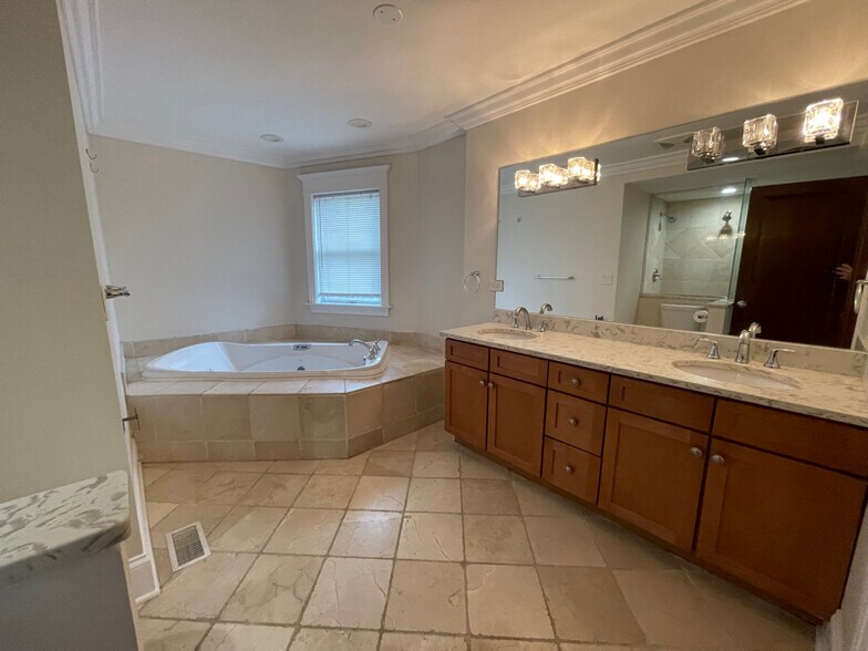 Building Photo - 1427 N Sedgwick St