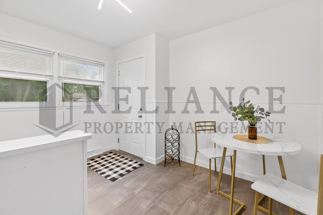 Building Photo - 211 E Meadowlark Rd