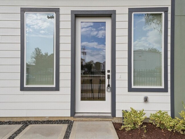 Building Photo - 5317 Teodoro Ln