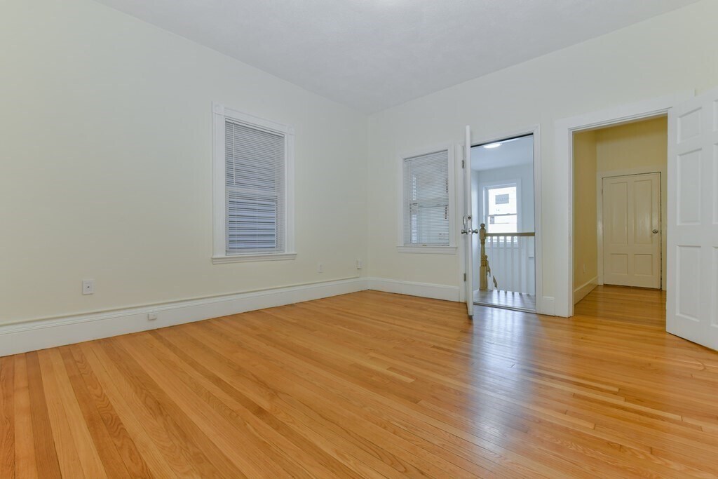 Building Photo - 458 E 7th St