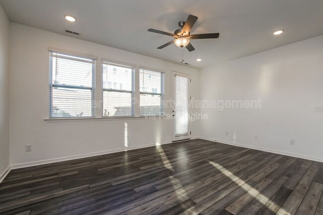 Building Photo - 124 Royal Star Wy