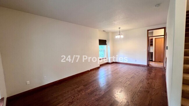 Building Photo - Spacious 3BD I 2.5BA Duplex Near the Yamhi...
