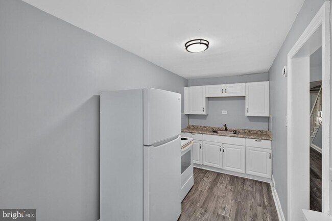 Building Photo - 331 W 21st St
