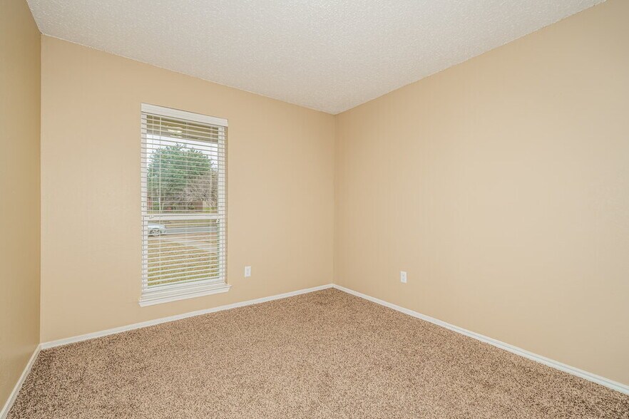 Building Photo - 1205 High Valley Dr