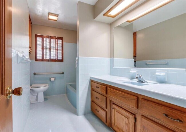 Building Photo - 4325 SE 12th St