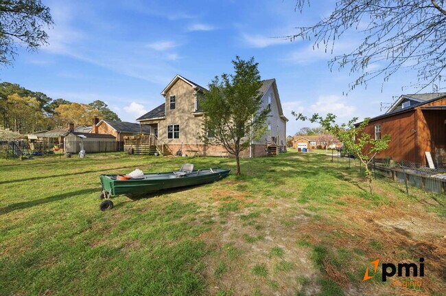 Building Photo - Stunning 5 Bedroom Waterfront Home with 2 car garage