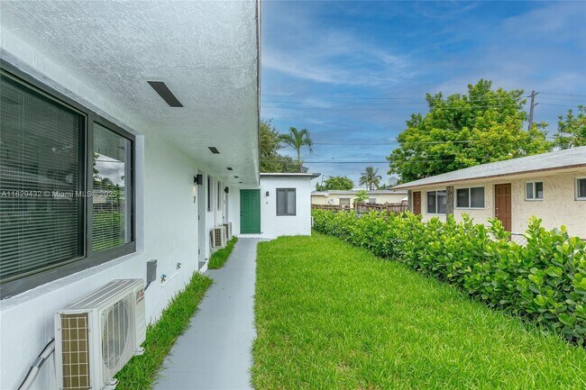 Building Photo - 6125 SW 40th Ct