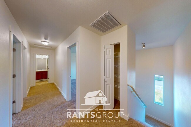 Building Photo - Modern Open-Concept Home with Fenced Backy...